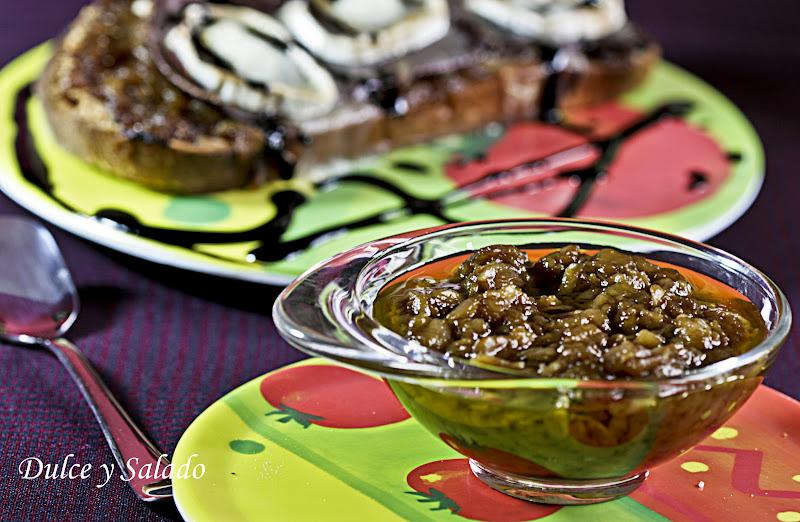 CEBOLLA CARAMELIZADA Y TOSTAS DE CECINA Y QUESO DE CABRA