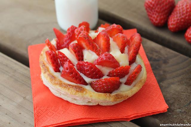 Tartaletas de hojaldre con crema pastelera y fresas