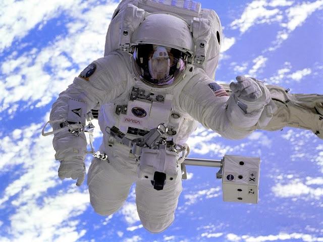 ¿Por qué los astronautas utilizan trajes blancos?