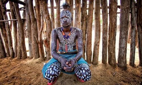 Tribu en Etiopía - guerrero de la etnia Karo