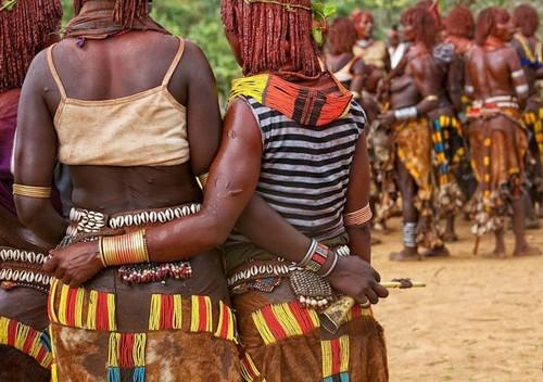 Tribu en Etiopía - cicatrices en su cuerpo