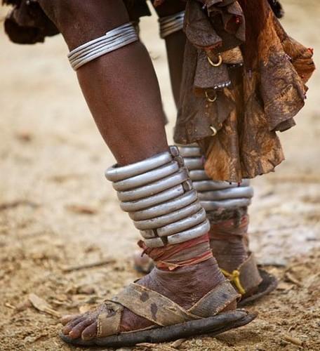 Tribu en Etiopía - pesada joyería en acero