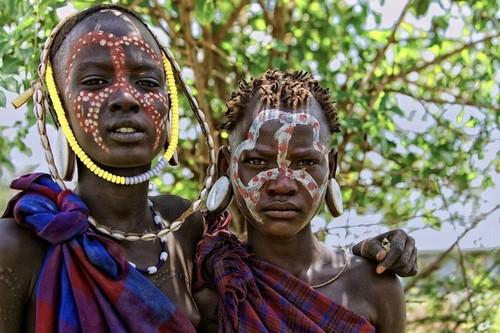 Tribu en Etiopía - adolescentes Mursi