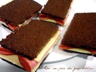 Sandwich de mortadela ahumada y queso con Pumpernickel (Pan negro de Westfalia)