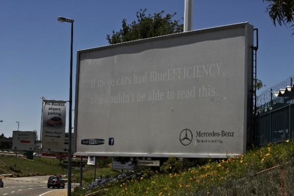 Una valla que muestra la contaminación ambiental