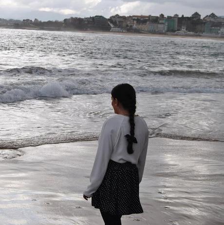 Breeze to lift its sails...