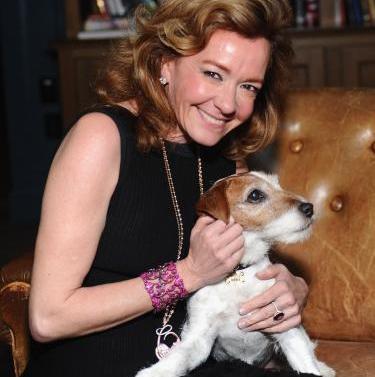 Caroline Scheufele posando con Uggie