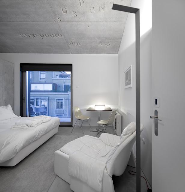 Casa do Conto: Cemento y piezas clásicas