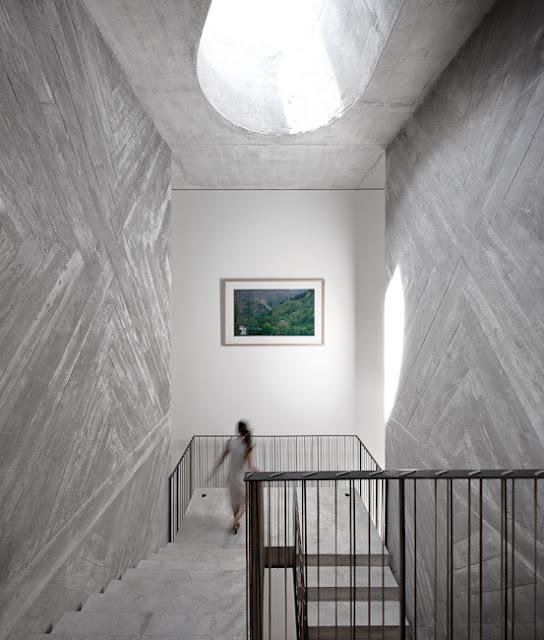 Casa do Conto: Cemento y piezas clásicas