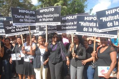 CON PANCARTAS: Cientos de mujeres protestan en contra de Marcos Martínez...