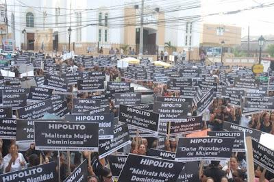 CON PANCARTAS: Cientos de mujeres protestan en contra de Marcos Martínez...
