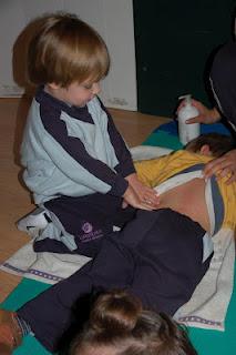 TRABAJANDO EL ESQUEMA CORPORAL: MASAJE INFANTIL