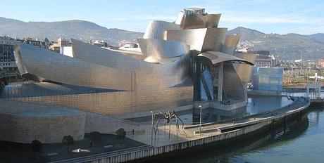 Museo Guggenheim Bilbao - Fachada norte, junto a la ría de Bilbao. Wikipedia