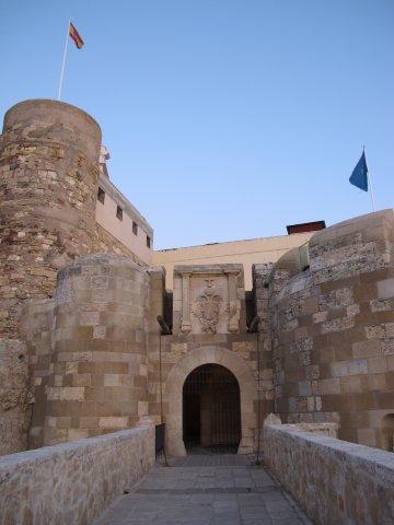 Puerta de Santiago y torreones