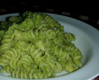 Receta de espirales al pesto de calabacín: plato de pasta ligero