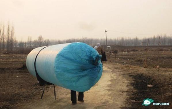 chino robando gas natural con una bolsa