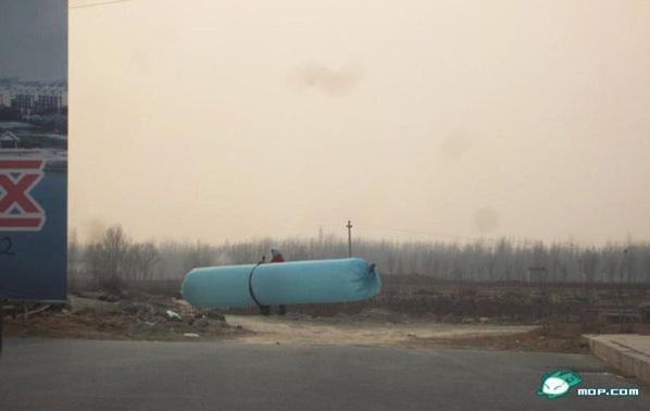 chino robando gas natural con una bolsa