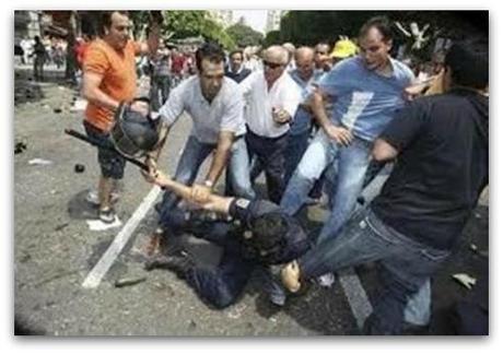 IMBECIL, TE DESVIVES POR DECIRME FACHA