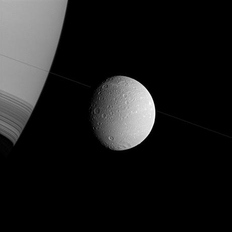 Cassini detecta aire fresco en Dione Cassini detecta aire fresco en Dione