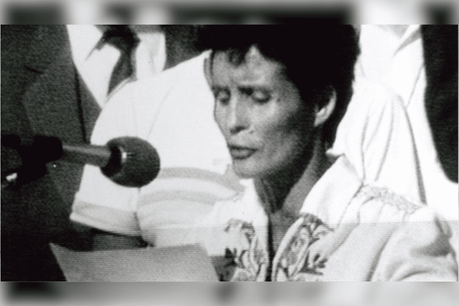 Luisa Riveros. La valiente pobladora de la Población Violeta Parra de Cerro Navia que dijo al Papa: “Queremos una vida digna para todos, sin dictadura”. Luisa Riveros. La valiente pobladora de la Población Violeta Parra de Cerro Navia que dijo al Papa: “Queremos una vida digna para todos, sin dictadura”.