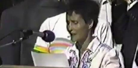 Luisa Riveros. La valiente pobladora de la Población Violeta Parra de Cerro Navia que dijo al Papa: “Queremos una vida digna para todos, sin dictadura”. Luisa Riveros. La valiente pobladora de la Población Violeta Parra de Cerro Navia que dijo al Papa: “Queremos una vida digna para todos, sin dictadura”.