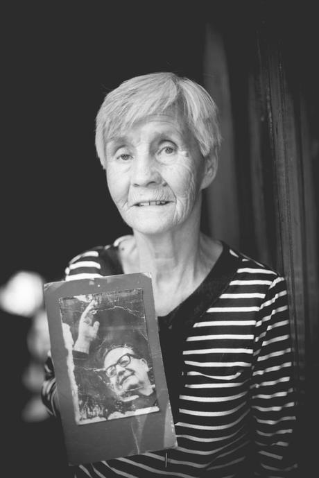 Luisa Riveros. La valiente pobladora de la Población Violeta Parra de Cerro Navia que dijo al Papa: “Queremos una vida digna para todos, sin dictadura”. Luisa Riveros. La valiente pobladora de la Población Violeta Parra de Cerro Navia que dijo al Papa: “Queremos una vida digna para todos, sin dictadura”.