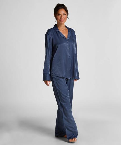 Una selección de pijamas y camisones de mujer