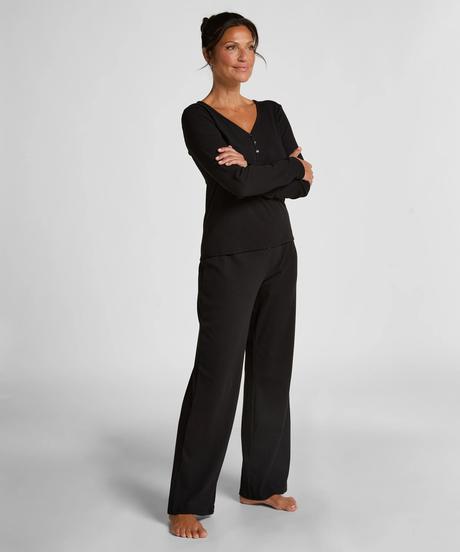 Una selección de pijamas y camisones de mujer