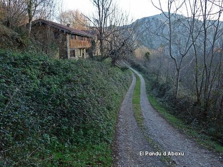 Les Cueves-La Carbazosa-Les Llombes-Picu la Carba-Pumarín