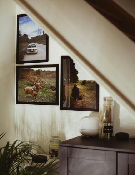 Trois photos encadrées en noir accrochées au mur