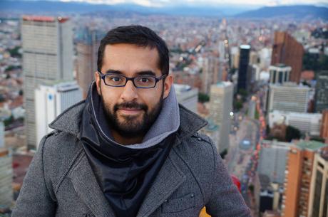 Juan Camilo Rincón: «Tal vez la mejor manera de resistir es pensar, dudar y construir un criterio propio» Juan Camilo Rincón: «Tal vez la mejor manera de resistir es pensar, dudar y construir un criterio propio»