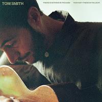 Tom Smith estrena Leave como adelanto de su disco There Is Nothing In The Dark That Isn’t There In The Light