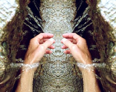 Manos sumergidas en agua fría