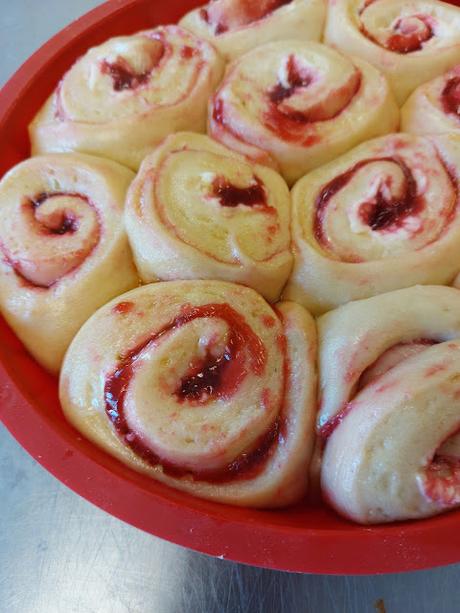 CHINOISE DE QUESO CREMA Y MERMELADA DE FRAMBUESA CHINOISE DE QUESO CREMA Y MERMELADA DE FRAMBUESA