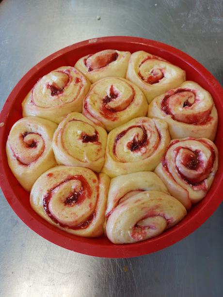 CHINOISE DE QUESO CREMA Y MERMELADA DE FRAMBUESA CHINOISE DE QUESO CREMA Y MERMELADA DE FRAMBUESA