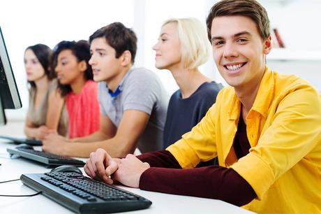 La Universidad Rey Juan Carlos y HollyMontt impulsan el aprendizaje práctico en finanzas