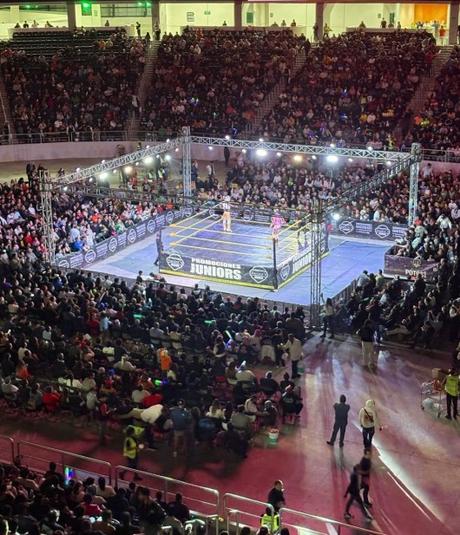 La Lucha Libre AAA llena de emoción la Arena Potosí
