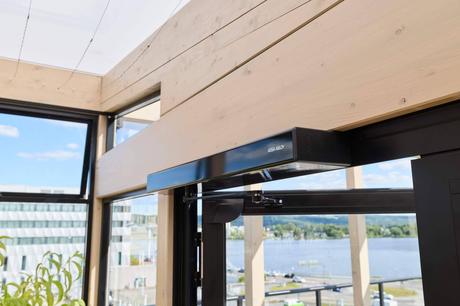 ASSA ABLOY impulsa la automatización de accesos con su gama de puertas batientes