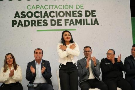 Madres y padres de familia se capacitan para fortalecer apoyo escolar en Villa de Pozos