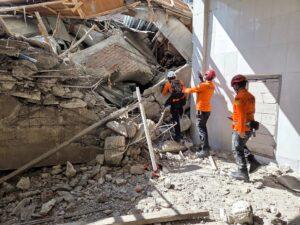 Aumentan a 37 los muertos por el derrumbe de una escuela en Indonesia