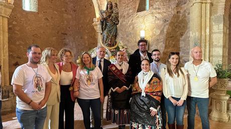 Más de un centenar de personas se suman a la ofrenda floral en la Ermita de Alarcos en Ciudad Real