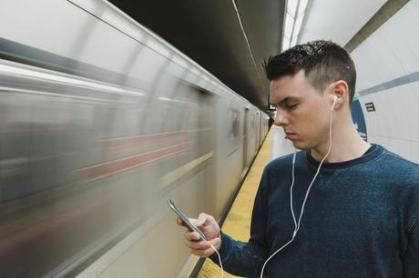 ¿Cómo entretenerse en un viaje en tren? 5 ideas simples para no aburrirse ¿Cómo entretenerse en un viaje en tren? 5 ideas simples para no aburrirse