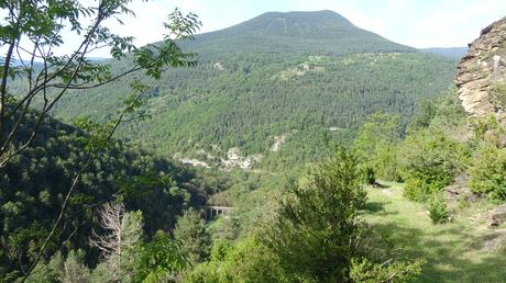 Ruta a la Cova de Santa Maria de Fustanyà y a les Coves de Rialb en la Vall de Ribes | Ripollès Ruta a la Cova de Santa Maria de Fustanyà y a les Coves de Rialb en la Vall de Ribes | Ripollès