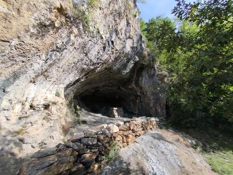 Ruta a la Cova de Santa Maria de Fustanyà y a les Coves de Rialb en la Vall de Ribes | Ripollès Ruta a la Cova de Santa Maria de Fustanyà y a les Coves de Rialb en la Vall de Ribes | Ripollès