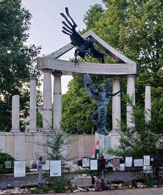 Un monumento para manipular la historia