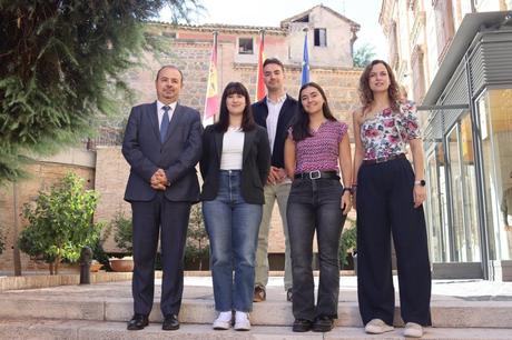 Rodrigo recibe a los tres jóvenes de C-LM que se van a formar en Asuntos Europeos
