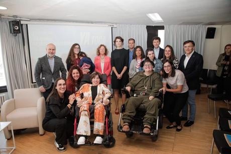 Rodrigo recibe a los tres jóvenes de C-LM que se van a formar en Asuntos Europeos