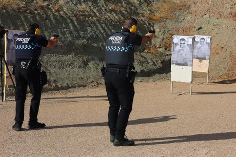 La Policía de Alcázar de San Juan estrena Campo de Tiro y un nuevo vehículo híbrido se incorpora a la flota policial