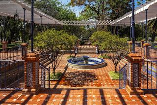 Reabre el Patio andaluz un paseo con historia