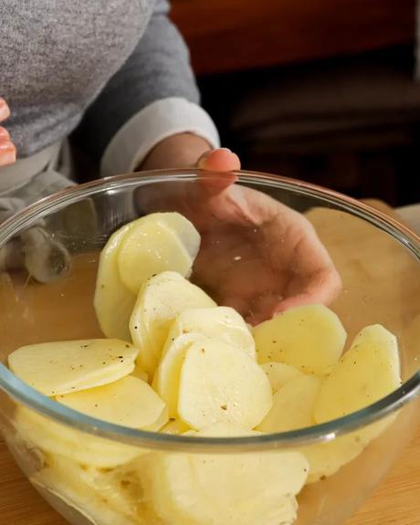 colocar papas en un bowl
